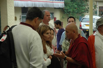 著名电视主持人玛丽&#8226; 施莱佛访问南亚藏传佛教寺院