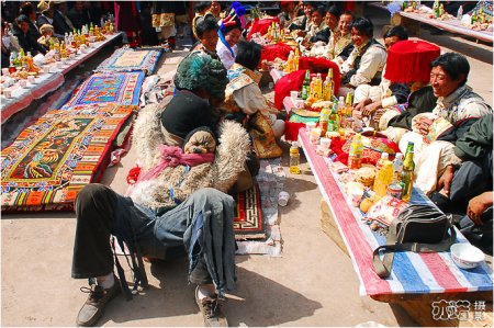 在假结婚节里，几位阿拉卡吉也是重要角色，起着烘托气氛、制造欢乐的作用。