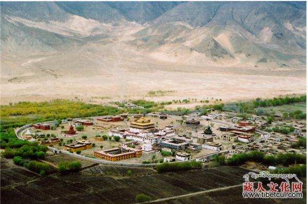 莲师神变降鬼神建桑耶，佛像飞上天空又返回