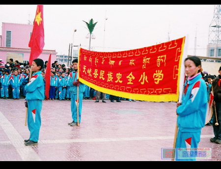 天峻县民族小学组织学生清除河道白色污染