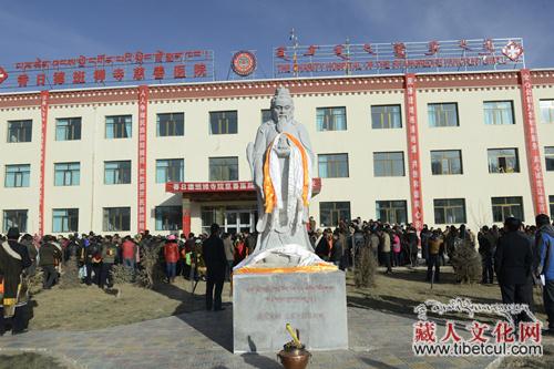 青海都兰香日德班禅寺院慈善医院新院落成迁址开张