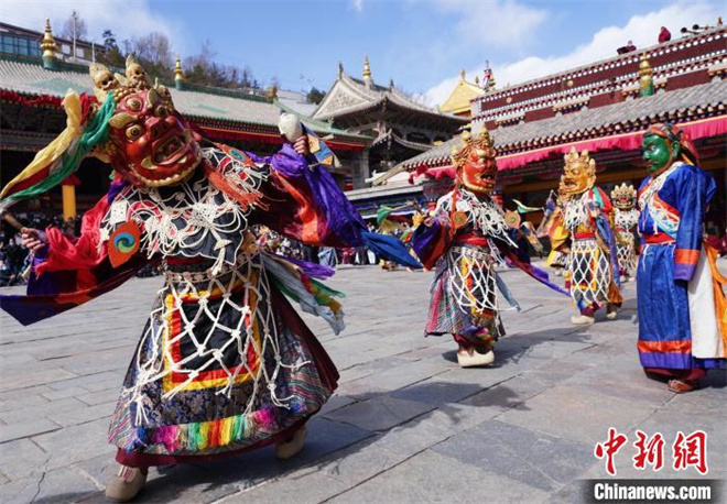 青海塔尔寺僧侣“跳欠”祈福众生新年平安吉祥