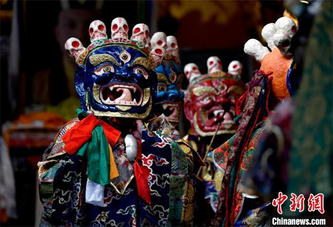 西藏楚布寺举行跳神活动 祈福迎藏历新年