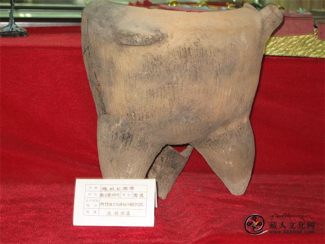 从周祖不窋墓附近出土的绳纹红陶器，属新石器时代制品.jpg