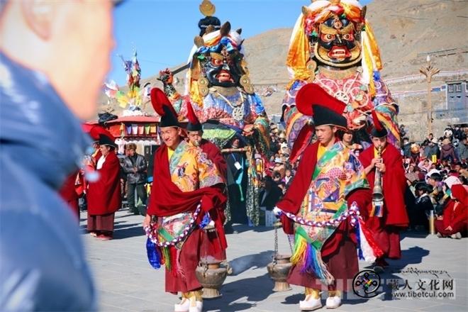 西藏萨迦寺举行一年一度的“堆庆”宗教神舞表演2.jpg