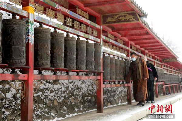 青海塔尔寺“朝佛季”：瑞雪点缀藏传佛教圣地2.jpg