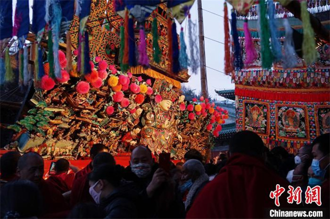 青海塔尔寺：“百年梦境”酥油花吸引近十万民众朝佛观瞻10.jpg