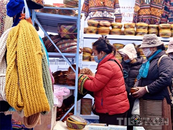 拉萨—尼泊尔非遗手工品交易会举行2.jpg