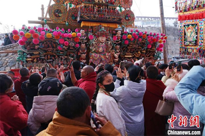 青海塔尔寺：“百年梦境”酥油花吸引近十万民众朝佛观瞻1.jpg