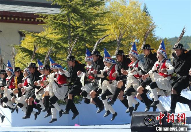首届世界的“香格里拉”文化旅游节开幕2.jpg