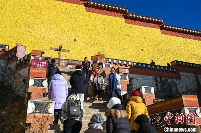 云南香格里拉噶丹松赞林寺冬日旅游热度不减6.jpg